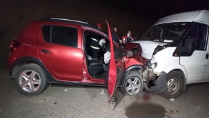 Minibüs ile otomobil kafa kafaya çarpıştı: 1 ölü 1 yaralı 