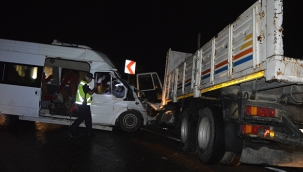 Minibüsle kamyon kafa kafaya çarpıştı: 1'i ağır 15 yaralı 