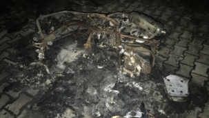 Motosiklet çocuk parkının içinde alev alev yandı 