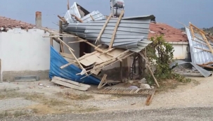 Nallıhan'da şiddetli rüzgar evin çatısını uçurdu 