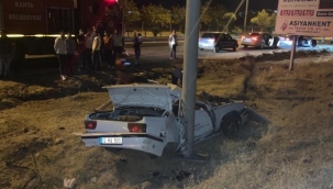 Önce tabelaya sonra direğe çarptı: 3 Yaralı 