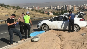 Otomobil aydınlatma direğine çarptı: 1 ölü 2 yaralı