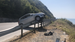 Otomobil demir korkulukların üzerine çıktı 