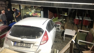 Otomobil dükkana dalıp merdivenlerde asılı kaldı 