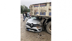 Otomobil kamyonun altına girdi: 1'i çocuk 5 yaralı 