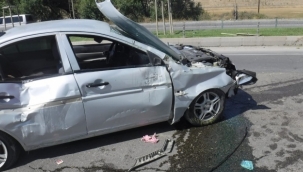 Otomobil karşı şeride geçti 