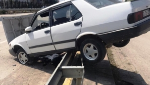 Otomobil önce yayanın koluna çarptı ardından bariyerlere çıktı 