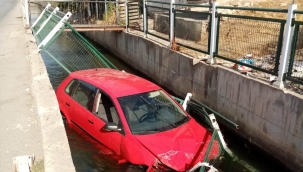 Otomobil sulama kanalına uçtu!