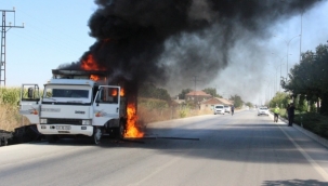 Plastik kasa yüklü kamyonet seyir halindeyken alev alev yandı 