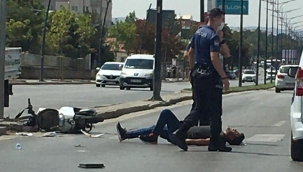 Polis otosu motosiklet sürücüsüne çarptı 