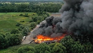 Polonya'da plastik deposunda korkutan yangın 