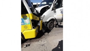 Servis ile minibüs kafa kafaya çarpıştı: 4 yaralı 