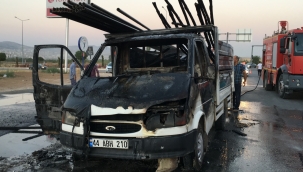 Seyir halindeki pikap alev alev yandı 