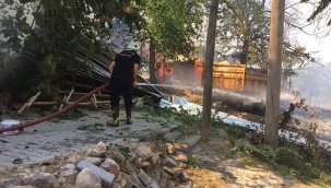 Şiddetli rüzgar çatı uçurdu yangın çıktı