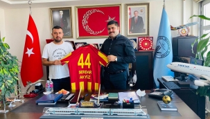 Taraftarlardan havaalanı müdürüne hayırlı olsun ziyareti 