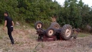 Tarla sürdüğü traktörün altında kalarak öldü 