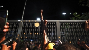 Tayland parlamentosu Anayasa değişikliği kararını Kasım'a erteledi 