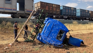 Trenin çarptığı traktör sürücüsü hayatını kaybetti