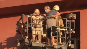 Yangında mahsur kalanlar itfaiyenin merdiven aracıyla kurtarıldı