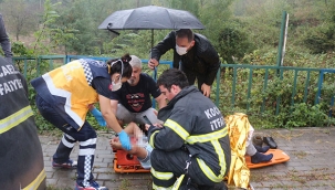Yaralılar ıslanmasın diye şemsiyesini açarak dakikalarca bekledi 
