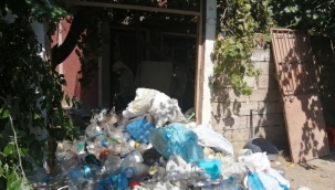 Yaşlı adamın evinden 10 kamyon çöp çıktı 