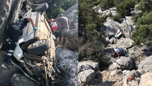 Yaşlı çift sıkıştıkları araç içinden telefonla yardım istedi 