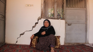 Zemini kayan mahalledeki ağır hasarlı evlerde oturuyorlar 