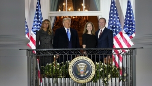 Yüksek Mahkeme'ye atanan Barrett göreve başladı 