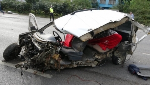 Ağaca çarparak parçalara ayrılan araçtan sağ çıktı 