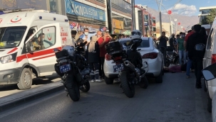 Annesine otomobille çarpan sürücüyü tekme tokat darp etti 