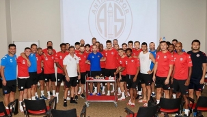 Antalyaspor'da antrenman öncesi doğum günü sürprizi 
