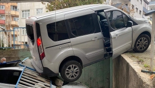 Aracının el frenini çekmeyi unutunca... 