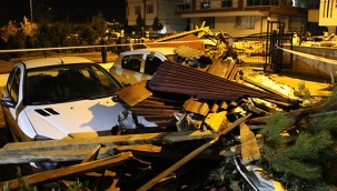 Başkent'te şiddetli fırtına binaların çatısını uçurdu 
