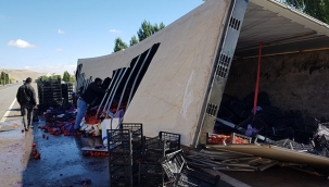 Domates yüklü Tır devrildi 