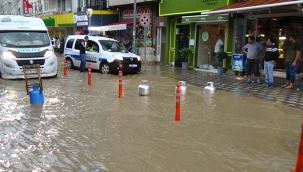 Dükkanlarına su girmesin diye yolu tüplerle kapattılar 