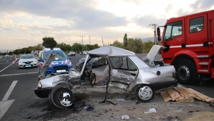 Otomobiller çarpıştı: 1 ölü 2 yaralı 