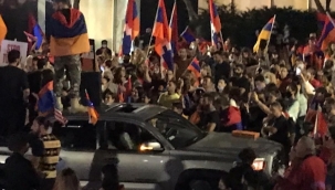 Ermeni göstericiler Los Angeles'da yolu kapatıp gösteri yaptı 