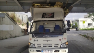 Fatih'te kamyonet demiryolu geçidine sıkıştı 