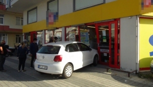 Fren yerine gaza basan sürücü alışveriş merkezine girdi 