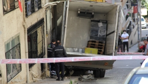 Freni boşalan kamyon doğalgaz borusuna çarptı