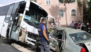 Hasta taşıyan midibüsle otomobil çarpıştı: 1 ölü 