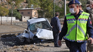 Hemzemin geçitte feci kaza: 2 ölü 1 yaralı 