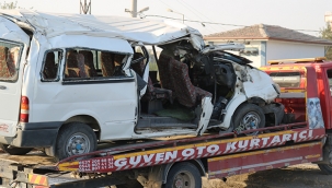 Hızını alamadı beton direğe çarptı: 2 ölü, 6'sı ağır 20 yaralı 