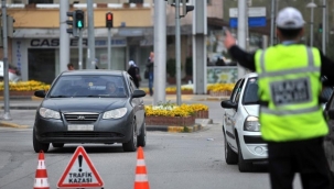 İkiz plakalı araç polisi de şaşırttı 