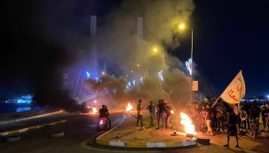 Irak'ta protestocular siyasi parti binalarını ateşe verdi 