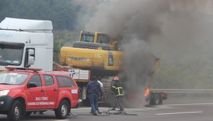 İş makinesi yüklü tır'ın lastikleri alev aldı 