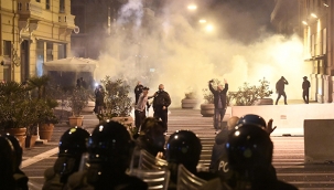 İtalya'da sokağa çıkma yasağı protesto edildi 
