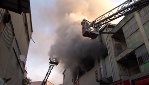 Kağıthane'de 4 katlı iş merkezinde yangın paniği 