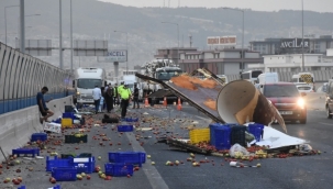 Kamyonet kaza yaptı sebze ve meyveler yola saçıldı