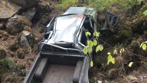 Kamyonet uçuruma yuvarlandı: 1 ölü 1 yaralı